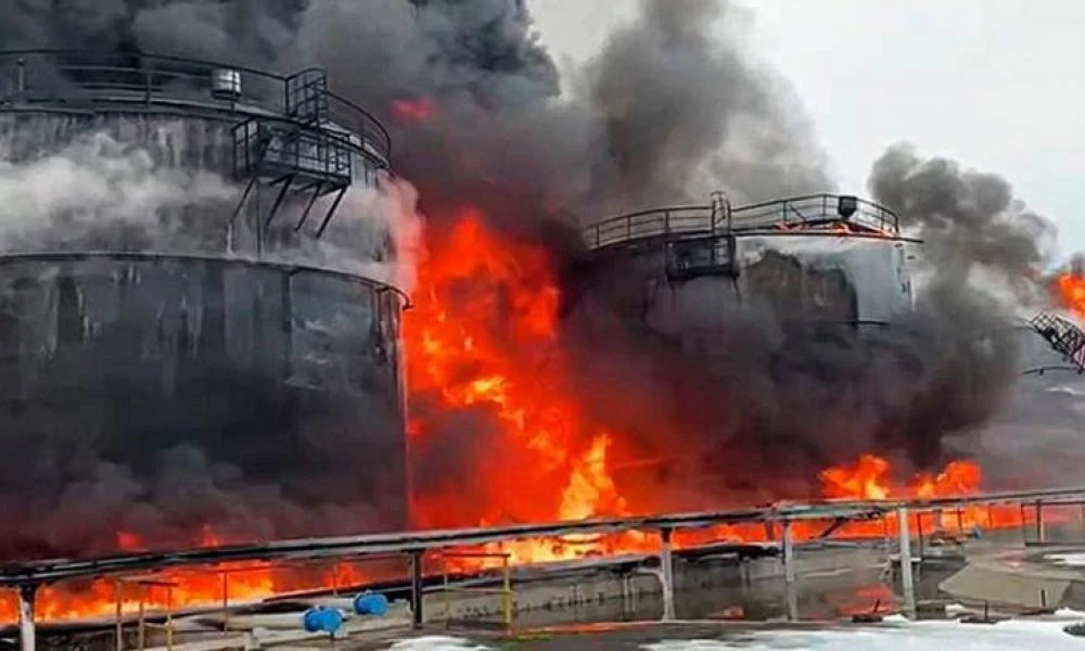 Ρωσία: Στις φλόγες διυλιστήρια πετρελαίου και στρατιωτικό αεροδρόμιο